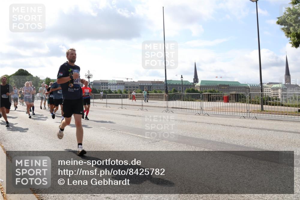 29.06.2025 - hella hamburg halbmarathon Lena Gebhardt http://msf.ph/oto/8425782 29.06.2025 09:52:34 Lombardsbrücke 14703, 10796, 40300, 796, 122, 1057, 1070, 1139, 1163, 1169, 1176, 1220, 1415, 1468, 1512, 1604, 1613, 1631, 1763, 1782, 2189, 2233, 3109, 3124, 3305, 3618, 3852, 4080, 4277, 4497, 4565, 4691, 4871, 4915, 4933, 5007, 5011, 5336, 5477, 5690, 6373, 6550, 6711, 7067, 7191, 7325, 7432, 7451, 7599, 7710, 7843, 7865, 7961, 8564, 8852, 9348, 9444, 9547, 9659, 10493, 10741, 10796, 11062, 11495, 11679, 11779, 11821, 12046, 12772, 13403, 13614, 13728, 14257 meine-sportfotos.de