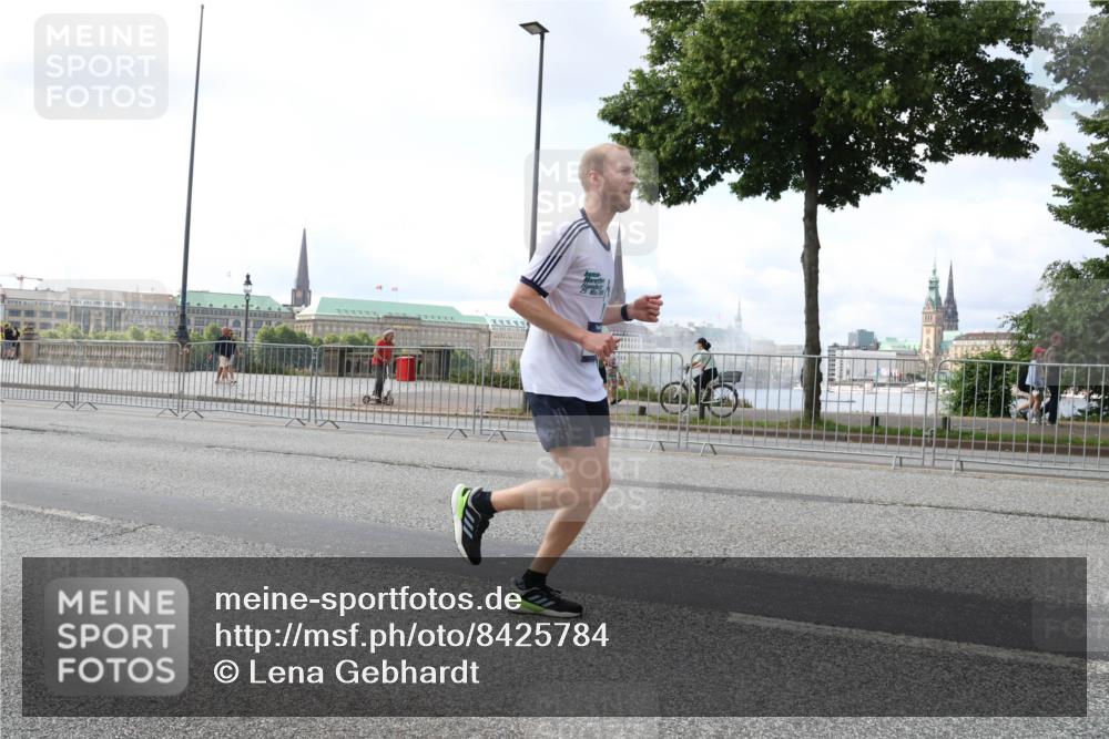 29.06.2025 - hella hamburg halbmarathon Lena Gebhardt http://msf.ph/oto/8425784 29.06.2025 10:06:29 Lombardsbrücke 25, 1245, 1766, 3062, 4542, 4666, 4868, 5431, 5807, 5951, 6314, 6664, 7138, 8051, 8290, 8316, 9361, 9560, 10214, 10297, 10736, 10781, 10886, 12371, 13042, 13054, 13475, 13481, 13863, 14369, 14607, 14987, 15113, 15145, 15229, 15377, 15462, 15537, 15772, 15858, 16692, 16933, 17059, 17239, 17746, 18042, 18381, 18575, 18577, 18652, 18768, 18828, 18910, 18913, 18966 meine-sportfotos.de