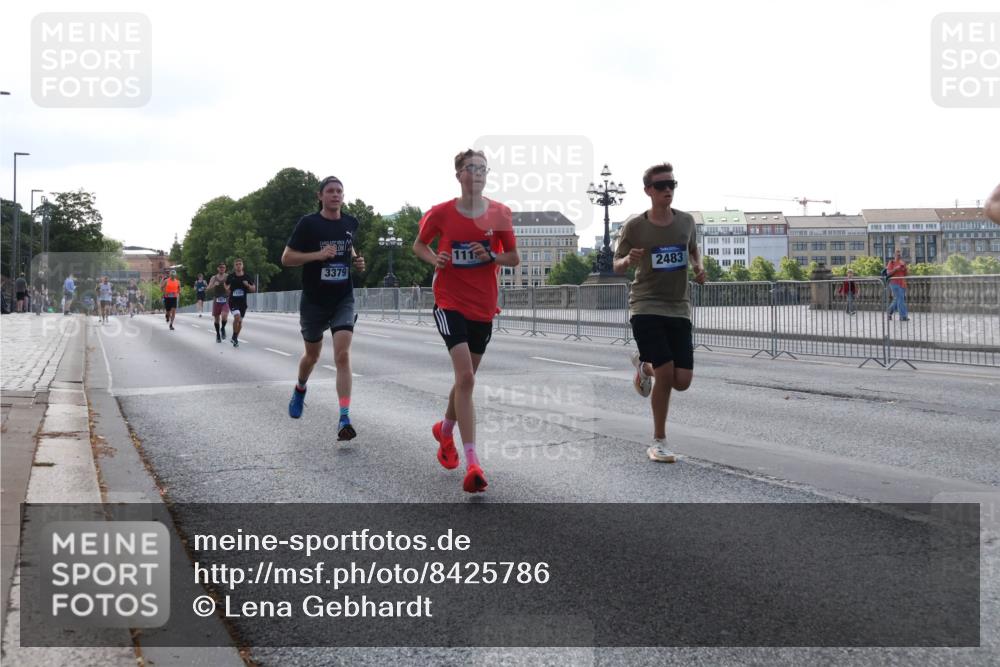 29.06.2025 - hella hamburg halbmarathon Lena Gebhardt http://msf.ph/oto/8425786 29.06.2025 09:43:50 Lombardsbrücke 111, 3379, 2483, 1953, 2075, 2180, 2203, 2483, 3189, 3379, 5308, 6090, 7380, 8318, 8376, 9804, 10222, 10351, 11150, 13383, 13606, 13941, 15023, 15136, 17040, 17893, 18763, 18832 meine-sportfotos.de