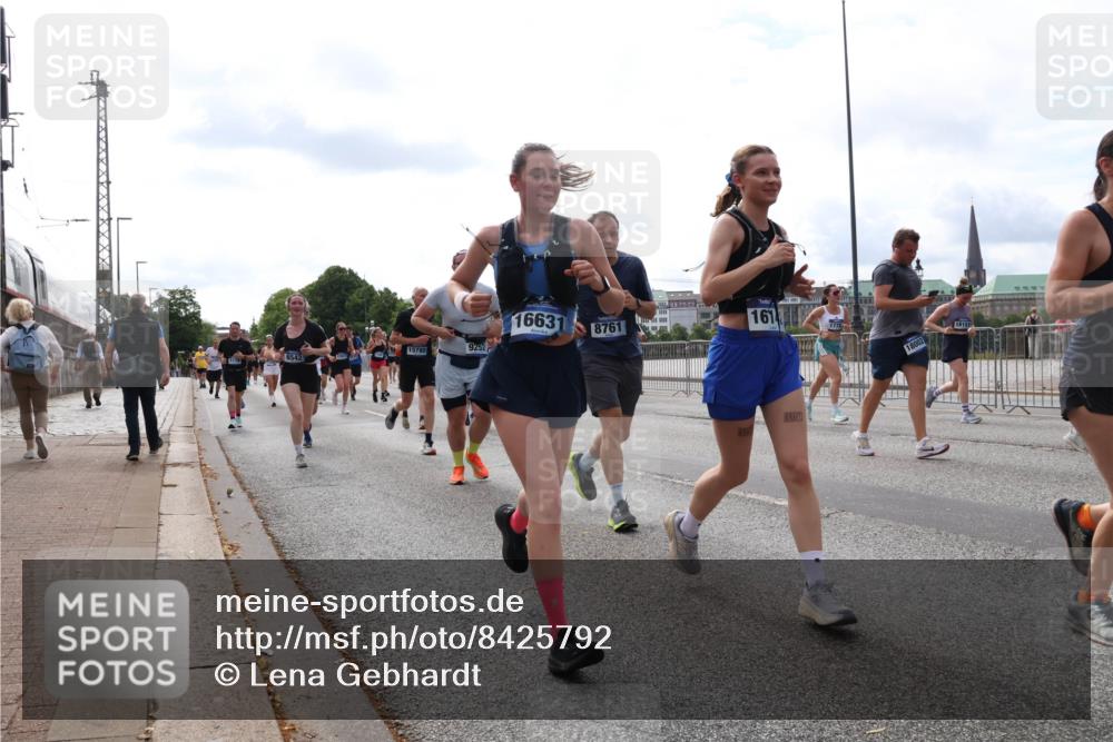 29.06.2025 - hella hamburg halbmarathon Lena Gebhardt http://msf.ph/oto/8425792 29.06.2025 10:19:20 Lombardsbrücke 9252, 15780, 6542, 1663, 8761, 161, 18002, 1145, 1332, 1349, 1534, 1708, 1718, 1755, 2017, 2096, 2311, 2589, 2795, 2802, 2812, 2895, 2993, 2995, 3026, 3105, 3118, 3446, 3631, 4718, 4722, 4845, 4979, 5034, 5035, 5080, 5098, 5123, 5178, 5323, 5429, 5449, 5849, 6194, 6249, 6413, 6444, 6477, 6482, 6542, 6736, 6939, 7143, 7252, 8537, 8575, 8761, 8778, 8780, 9252, 9270, 9272, 9652, 9756, 9757, 9856, 10037, 10039, 10124, 10129, 10540, 10816 meine-sportfotos.de