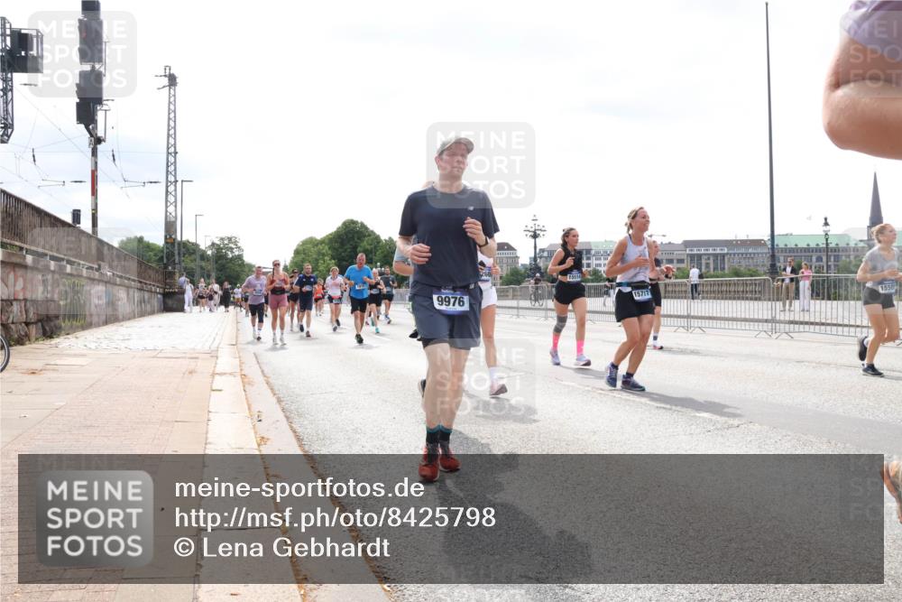 29.06.2025 - hella hamburg halbmarathon Lena Gebhardt http://msf.ph/oto/8425798 29.06.2025 10:43:25 Lombardsbrücke 9976, 15514, 15717, 1550, 1023, 1149, 1155, 1310, 1400, 1467, 1788, 1816, 1878, 2103, 2158, 2267, 2361, 2971, 3074, 3238, 3329, 3390, 3518, 3638, 3764, 4056, 4177, 4302, 4367, 4680, 4866, 5067, 5214, 5268, 5370, 5610, 5720, 5755, 5967, 6012, 6096, 6226, 6440, 6931, 6971, 6973, 7043, 7197, 7205, 7206, 7461, 7504, 7872, 7926, 8000, 8135, 8184, 8233, 8408, 8435, 8504, 8795, 8991, 9072, 9304, 9639, 9641, 9644, 9831, 9976, 10083, 10180, 10200, 10202, 13049 meine-sportfotos.de