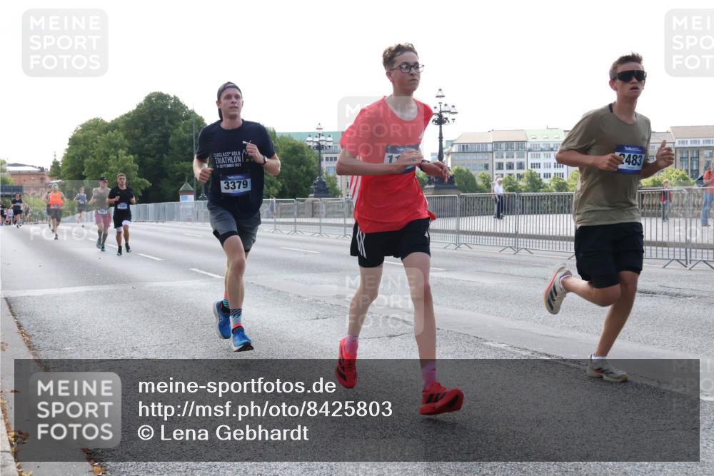 29.06.2025 - hella hamburg halbmarathon Lena Gebhardt http://msf.ph/oto/8425803 29.06.2025 09:43:50 Lombardsbrücke 13383, 2022, 2483, 3379, 1953, 2075, 2180, 2203, 2483, 3189, 3379, 5308, 6090, 7380, 8318, 8376, 9804, 10222, 10351, 11150, 13383, 13606, 13941, 15023, 15136, 17040, 17893, 18763, 18832 meine-sportfotos.de