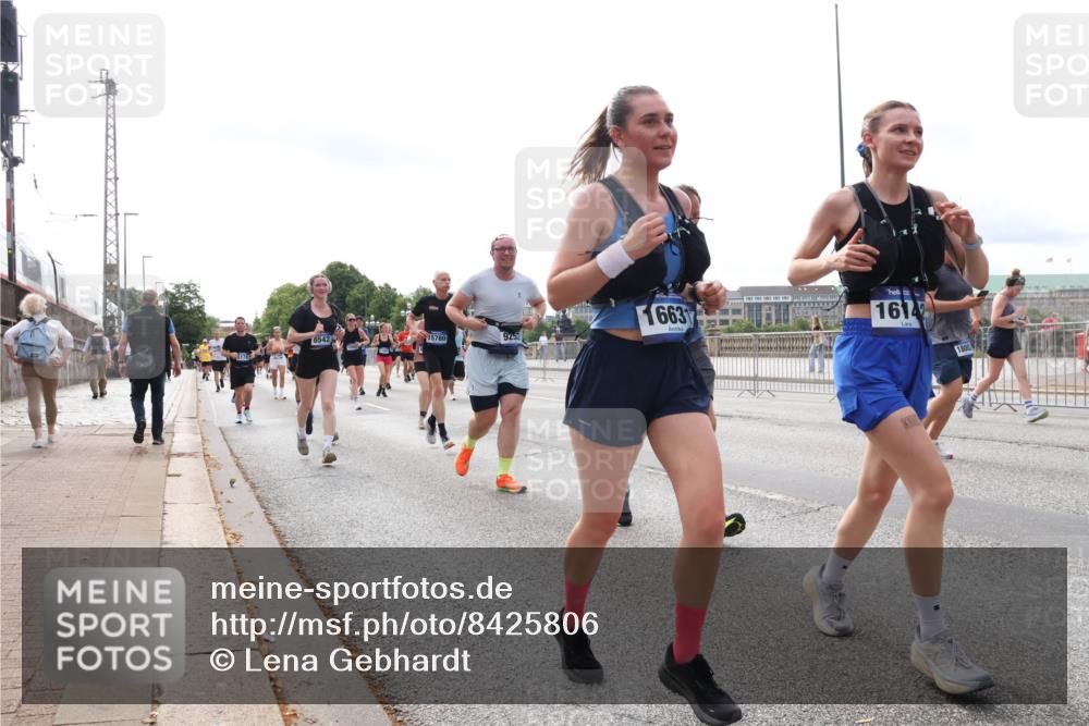 29.06.2025 - hella hamburg halbmarathon Lena Gebhardt http://msf.ph/oto/8425806 29.06.2025 10:19:20 Lombardsbrücke 6542, 15780, 9252, 1663, 16142, 1800, 1145, 1332, 1349, 1534, 1708, 1718, 1755, 2017, 2096, 2311, 2589, 2795, 2802, 2812, 2895, 2993, 2995, 3026, 3105, 3118, 3446, 3631, 4718, 4722, 4845, 4979, 5034, 5035, 5080, 5098, 5123, 5178, 5323, 5429, 5449, 5849, 6194, 6249, 6413, 6444, 6477, 6482, 6542, 6736, 6939, 7143, 7252, 8537, 8575, 8761, 8778, 8780, 9252, 9270, 9272, 9652, 9756, 9757, 9856, 10037, 10039, 10124, 10129, 10540, 10816 meine-sportfotos.de