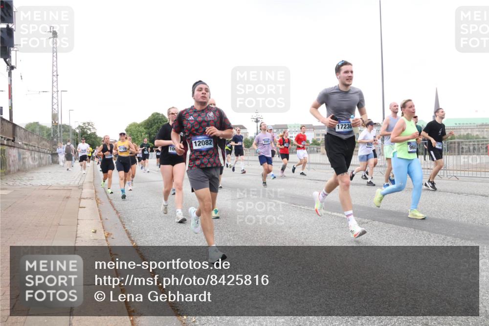 29.06.2025 - hella hamburg halbmarathon Lena Gebhardt http://msf.ph/oto/8425816 29.06.2025 10:53:35 Lombardsbrücke 9785, 12082, 5562, 100, 12280, 17236, 968, 1191, 1340, 1687, 1709, 1753, 1900, 1906, 1984, 2065, 2079, 2409, 2429, 3055, 3226, 4195, 4595, 4626, 4801, 5428, 5430, 5562, 5815, 5856, 5857, 6039, 6041, 6044, 6273, 6306, 6913, 6996, 7039, 7068, 7483, 7537, 7611, 7614, 7876, 7890, 8189, 8212, 8414, 8515, 8906, 9077, 9456, 9531, 9685, 9764, 9771, 9785, 10043, 10175, 10490, 12193, 12219, 12700, 13916, 13917, 14038 meine-sportfotos.de