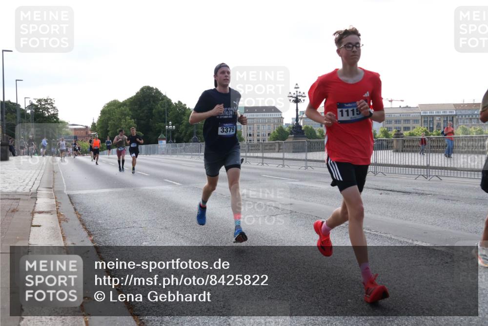 29.06.2025 - hella hamburg halbmarathon Lena Gebhardt http://msf.ph/oto/8425822 29.06.2025 09:43:51 Lombardsbrücke 04, 2022, 1115, 3379, 1953, 2075, 2180, 2203, 2483, 3189, 3379, 5308, 6090, 7380, 8318, 8376, 9047, 9804, 10222, 10351, 11150, 13383, 13606, 13941, 15023, 15136, 17040, 17893, 18763, 18832 meine-sportfotos.de