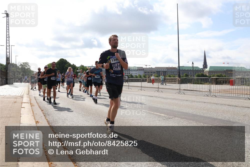 29.06.2025 - hella hamburg halbmarathon Lena Gebhardt http://msf.ph/oto/8425825 29.06.2025 09:52:34 Lombardsbrücke 134, 7961, 10796, 14703, 18637, 1057, 1070, 1139, 1163, 1169, 1176, 1220, 1415, 1468, 1512, 1604, 1613, 1631, 1763, 1782, 2189, 2233, 3109, 3124, 3305, 3618, 3852, 4080, 4277, 4497, 4565, 4691, 4871, 4915, 4933, 5007, 5011, 5336, 5477, 5690, 6373, 6550, 6711, 7067, 7191, 7325, 7432, 7451, 7599, 7710, 7843, 7865, 7961, 8564, 8852, 9348, 9444, 9547, 9659, 10493, 10741, 10796, 11062, 11495, 11679, 11779, 11821, 12046, 12772, 13403, 13614, 13728, 14257 meine-sportfotos.de
