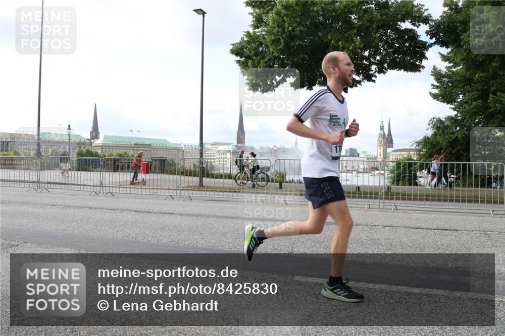 29.06.2025 - hella hamburg halbmarathon Lena Gebhardt http://msf.ph/oto/8425830 29.06.2025 10:06:29 Lombardsbrücke 25, 1245, 1766, 3062, 4542, 4666, 4868, 5431, 5807, 5951, 6314, 6664, 7138, 8051, 8290, 8316, 9361, 9560, 10214, 10297, 10736, 10781, 10886, 12371, 13042, 13054, 13475, 13481, 13863, 14369, 14607, 14987, 15113, 15145, 15229, 15377, 15462, 15537, 15772, 15858, 16692, 16933, 17059, 17239, 17746, 18042, 18381, 18575, 18577, 18652, 18768, 18828, 18910, 18913, 18966 meine-sportfotos.de
