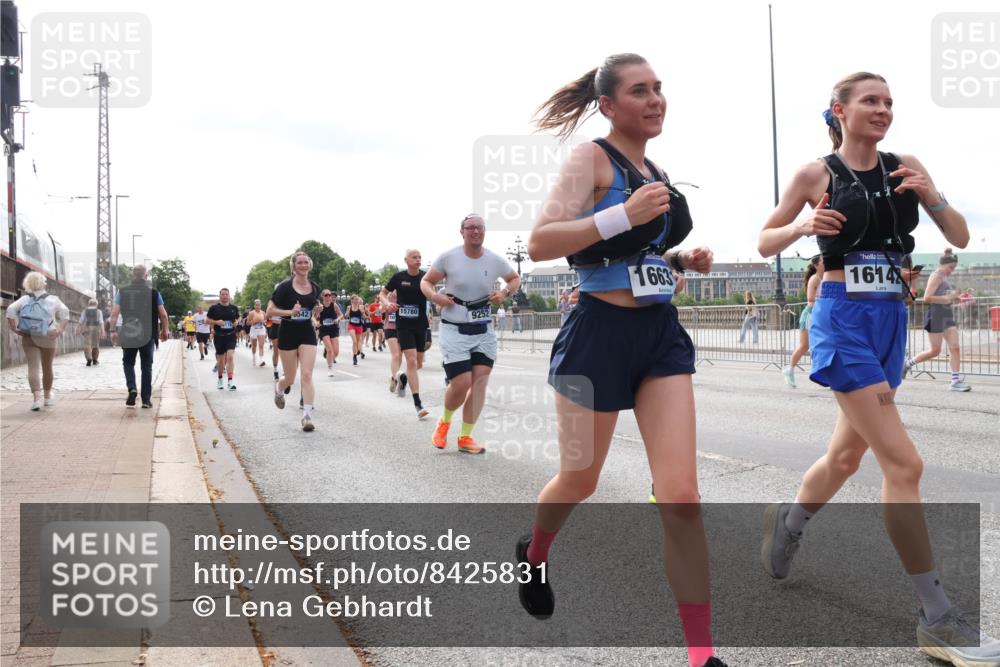 29.06.2025 - hella hamburg halbmarathon Lena Gebhardt http://msf.ph/oto/8425831 29.06.2025 10:19:20 Lombardsbrücke 0542, 15780, 9252, 1663, 1614, 1145, 1332, 1349, 1534, 1708, 1718, 1755, 2017, 2096, 2311, 2589, 2795, 2802, 2812, 2895, 2993, 2995, 3026, 3105, 3118, 3446, 3631, 4718, 4722, 4845, 4979, 5034, 5035, 5080, 5098, 5123, 5178, 5323, 5429, 5449, 5849, 6194, 6249, 6413, 6444, 6477, 6482, 6542, 6736, 6939, 7143, 7252, 8537, 8575, 8761, 8778, 8780, 9252, 9270, 9272, 9652, 9756, 9757, 9856, 10037, 10039, 10124, 10129, 10540, 10816 meine-sportfotos.de