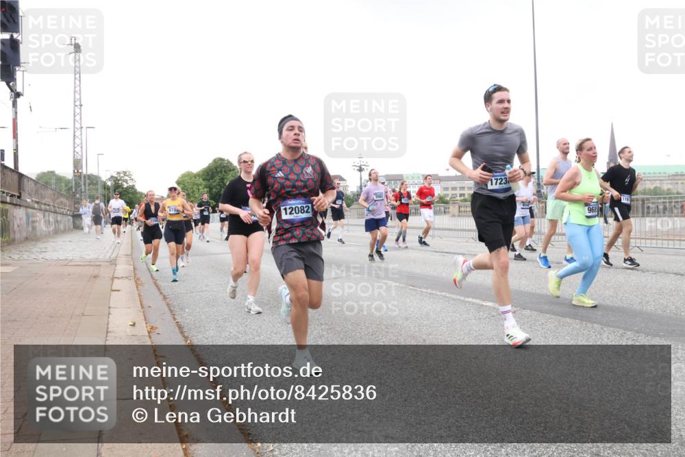 29.06.2025 - hella hamburg halbmarathon Lena Gebhardt http://msf.ph/oto/8425836 29.06.2025 10:53:35 Lombardsbrücke 1723, 978, 5562, 12082, 968, 1340, 1687, 1709, 1753, 1900, 1906, 1984, 2065, 2079, 2409, 2429, 3055, 3226, 4195, 4595, 4626, 4801, 5428, 5430, 5562, 5815, 5856, 5857, 6039, 6041, 6044, 6273, 6306, 6913, 6996, 7039, 7068, 7483, 7537, 7611, 7614, 7876, 7890, 8189, 8212, 8414, 8515, 8906, 9077, 9456, 9531, 9685, 9764, 9771, 9785, 10043, 10175, 10490, 12193, 12219, 12700, 13916, 13917, 14038 meine-sportfotos.de