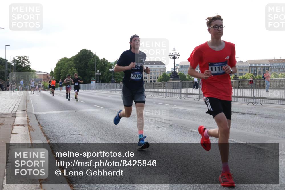 29.06.2025 - hella hamburg halbmarathon Lena Gebhardt http://msf.ph/oto/8425846 29.06.2025 09:43:51 Lombardsbrücke 2022, 1115, 3379, 1953, 2075, 2180, 2203, 2483, 3189, 3379, 5308, 6090, 7380, 8318, 8376, 9047, 9804, 10222, 10351, 11150, 13383, 13606, 13941, 15023, 15136, 17040, 17893, 18763, 18832 meine-sportfotos.de