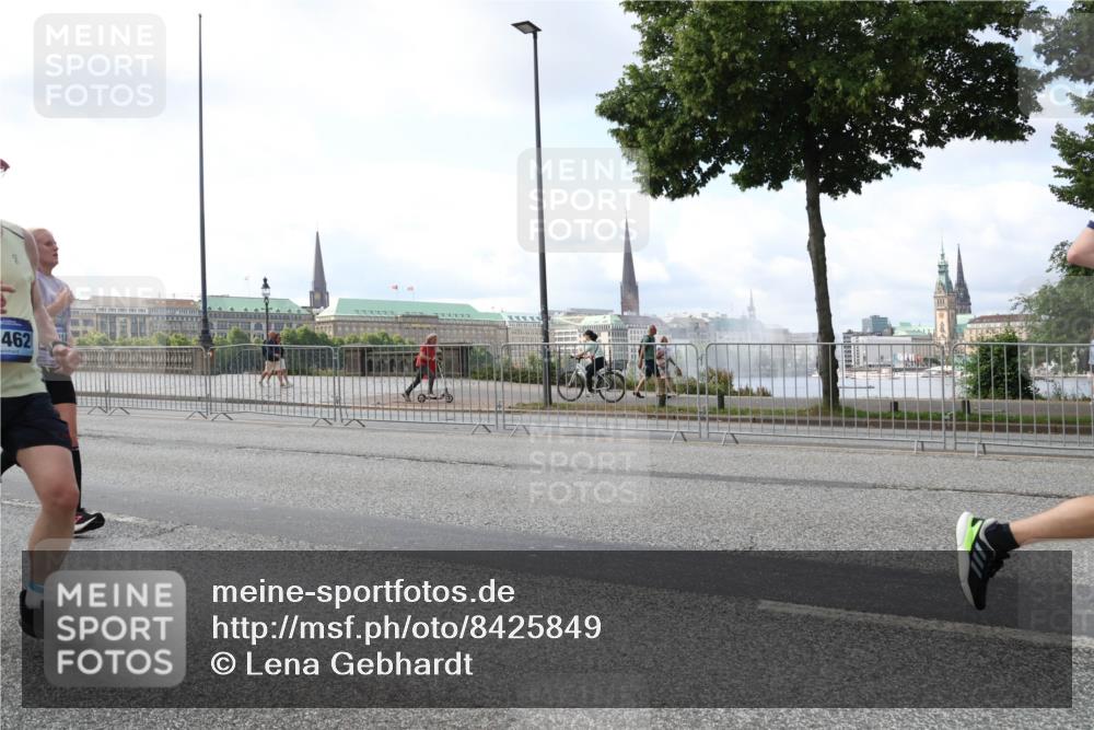 29.06.2025 - hella hamburg halbmarathon Lena Gebhardt http://msf.ph/oto/8425849 29.06.2025 10:06:30 Lombardsbrücke 462, 1245, 1766, 3062, 4542, 4666, 4868, 5431, 5807, 5951, 6314, 6664, 7138, 8290, 8316, 9361, 9560, 10214, 10297, 10736, 10781, 10886, 12371, 13042, 13054, 13475, 13481, 13863, 14369, 14607, 14987, 15113, 15145, 15229, 15377, 15462, 15537, 15772, 15858, 16692, 16933, 17059, 17239, 17746, 18042, 18381, 18575, 18577, 18652, 18768, 18828, 18910, 18913, 18966 meine-sportfotos.de
