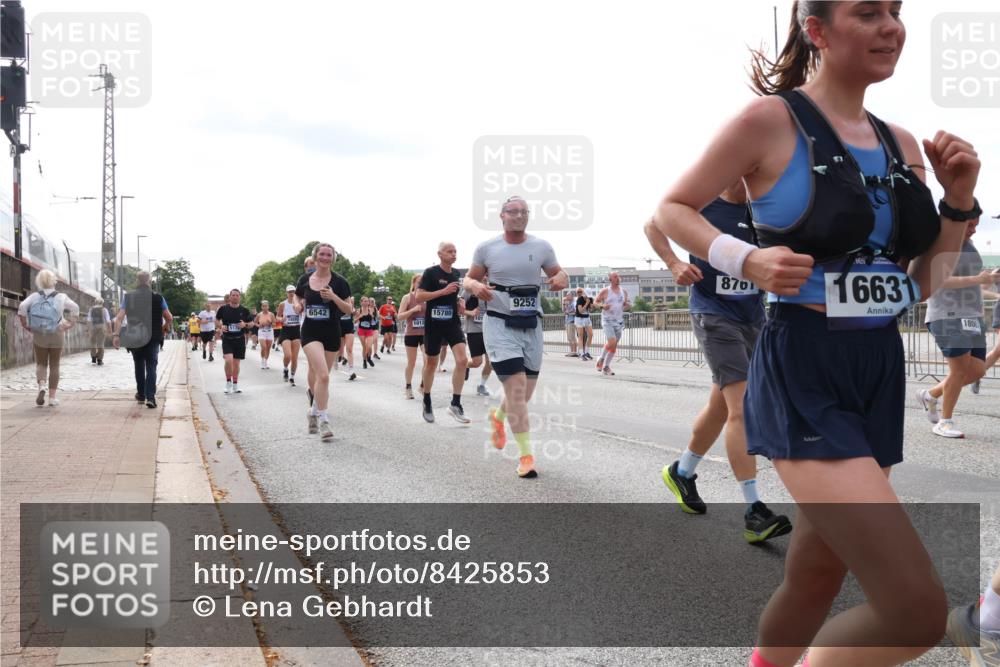 29.06.2025 - hella hamburg halbmarathon Lena Gebhardt http://msf.ph/oto/8425853 29.06.2025 10:19:21 Lombardsbrücke 6542, 15780, 1012, 9252, 8761, 16631, 1800, 1145, 1332, 1349, 1534, 1708, 1718, 1755, 2017, 2096, 2311, 2589, 2795, 2802, 2812, 2895, 2993, 2995, 3026, 3105, 3118, 3446, 3631, 4108, 4110, 4718, 4722, 4845, 4979, 5034, 5035, 5080, 5098, 5123, 5178, 5323, 5429, 5449, 5849, 6194, 6249, 6413, 6444, 6477, 6482, 6542, 6736, 6939, 7143, 7252, 8537, 8575, 8761, 8778, 8780, 9252, 9270, 9272, 9652, 9756, 9757, 9856, 10037, 10039, 10124, 10129, 10540, 10816 meine-sportfotos.de