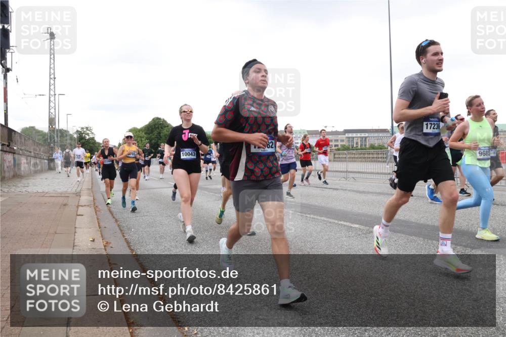 29.06.2025 - hella hamburg halbmarathon Lena Gebhardt http://msf.ph/oto/8425861 29.06.2025 10:53:36 Lombardsbrücke 82, 10043, 12280, 17236, 9685, 19, 1340, 1687, 1709, 1753, 1900, 1906, 1984, 2065, 2079, 2409, 2429, 3055, 3226, 4195, 4595, 4626, 4801, 5428, 5430, 5562, 5815, 5856, 5857, 6039, 6041, 6044, 6273, 6306, 6913, 6996, 7039, 7068, 7483, 7537, 7611, 7614, 7876, 7890, 8189, 8212, 8414, 8515, 8906, 9077, 9456, 9531, 9572, 9685, 9764, 9771, 9785, 10043, 10175, 10490, 12193, 12219, 12700, 13916, 13917, 14038 meine-sportfotos.de