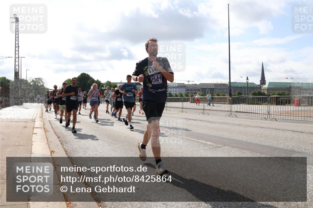 29.06.2025 - hella hamburg halbmarathon Lena Gebhardt http://msf.ph/oto/8425864 29.06.2025 09:52:34 Lombardsbrücke 134, 7961, 10796, 14703, 18637, 1057, 1070, 1139, 1163, 1169, 1176, 1220, 1415, 1468, 1512, 1604, 1613, 1631, 1763, 1782, 2189, 2233, 3109, 3124, 3305, 3618, 3852, 4080, 4277, 4497, 4565, 4691, 4871, 4915, 4933, 5007, 5011, 5336, 5477, 5690, 6373, 6550, 6711, 7067, 7191, 7325, 7432, 7451, 7599, 7710, 7843, 7865, 7961, 8564, 8852, 9348, 9444, 9547, 9659, 10493, 10741, 10796, 11062, 11495, 11679, 11779, 11821, 12046, 12772, 13403, 13614, 13728, 14257 meine-sportfotos.de