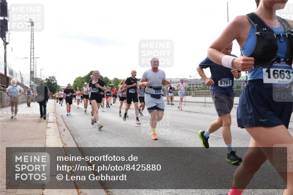 29.06.2025 - hella hamburg halbmarathon Lena Gebhardt http://msf.ph/oto/8425880 29.06.2025 10:19:21 Lombardsbrücke 6542, 15780, 1012, 10129, 9252, 8761, 1663, 1145, 1332, 1349, 1534, 1708, 1718, 1755, 2017, 2096, 2311, 2589, 2795, 2802, 2812, 2895, 2993, 2995, 3026, 3105, 3118, 3446, 3631, 4108, 4110, 4718, 4722, 4845, 4979, 5034, 5035, 5080, 5098, 5123, 5178, 5323, 5429, 5449, 5849, 6194, 6249, 6413, 6444, 6477, 6482, 6542, 6736, 6939, 7143, 7252, 8537, 8575, 8761, 8778, 8780, 9252, 9270, 9272, 9652, 9756, 9757, 9856, 10037, 10039, 10124, 10129, 10540, 10816 meine-sportfotos.de