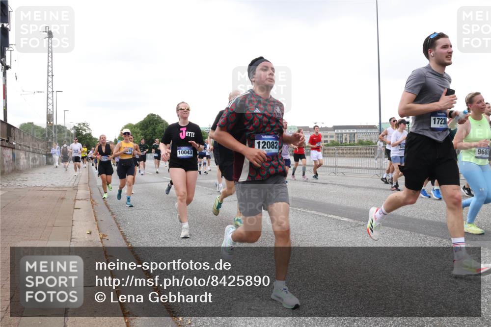 29.06.2025 - hella hamburg halbmarathon Lena Gebhardt http://msf.ph/oto/8425890 29.06.2025 10:53:36 Lombardsbrücke 10043, 12082, 604, 17236, 9685, 1340, 1687, 1709, 1753, 1900, 1906, 1984, 2065, 2079, 2409, 2429, 3055, 3226, 4195, 4595, 4626, 4801, 5428, 5430, 5562, 5815, 5856, 5857, 6039, 6041, 6044, 6273, 6306, 6913, 6996, 7039, 7068, 7483, 7537, 7611, 7614, 7876, 7890, 8189, 8212, 8414, 8515, 8906, 9077, 9456, 9531, 9572, 9685, 9764, 9771, 9785, 10043, 10175, 10490, 12193, 12219, 12700, 13916, 13917, 14038 meine-sportfotos.de
