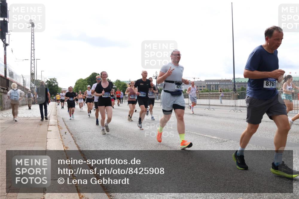 29.06.2025 - hella hamburg halbmarathon Lena Gebhardt http://msf.ph/oto/8425908 29.06.2025 10:19:21 Lombardsbrücke 8761, 925, 6542, 15780, 10129, 10124, 5178, 1145, 1332, 1349, 1534, 1708, 1718, 1755, 2017, 2096, 2311, 2589, 2795, 2802, 2812, 2895, 2993, 2995, 3026, 3105, 3118, 3446, 3631, 4108, 4110, 4718, 4722, 4845, 4979, 5034, 5035, 5080, 5098, 5123, 5178, 5323, 5429, 5449, 5849, 6194, 6249, 6413, 6444, 6477, 6482, 6542, 6736, 6939, 7143, 7252, 8537, 8575, 8761, 8778, 8780, 9252, 9270, 9272, 9652, 9756, 9757, 9856, 10037, 10039, 10124, 10129, 10540, 10816 meine-sportfotos.de