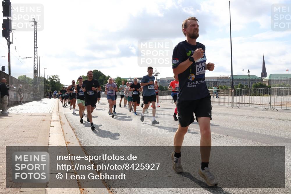 29.06.2025 - hella hamburg halbmarathon Lena Gebhardt http://msf.ph/oto/8425927 29.06.2025 09:52:35 Lombardsbrücke 15808, 10796, 14703, 18637, 7961, 12, 1057, 1070, 1139, 1163, 1169, 1176, 1220, 1415, 1468, 1512, 1604, 1613, 1631, 1763, 1782, 2189, 2233, 3109, 3124, 3305, 3618, 3852, 4080, 4277, 4497, 4565, 4691, 4871, 4915, 4933, 5007, 5011, 5476, 5477, 5690, 6373, 6550, 6711, 7067, 7191, 7325, 7432, 7451, 7599, 7710, 7843, 7865, 7961, 8852, 9348, 9444, 9547, 10493, 10741, 10796, 11062, 11495, 11679, 11779, 11821, 12046, 12772, 13403, 13614, 13728, 14257 meine-sportfotos.de