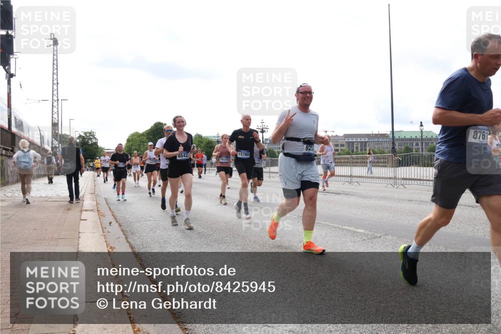 29.06.2025 - hella hamburg halbmarathon Lena Gebhardt http://msf.ph/oto/8425945 29.06.2025 10:19:21 Lombardsbrücke 6542, 5176, 10124, 15780, 129, 925, 8761, 1145, 1332, 1349, 1534, 1708, 1718, 1755, 2017, 2096, 2311, 2589, 2795, 2802, 2812, 2895, 2993, 2995, 3026, 3105, 3118, 3446, 3631, 4108, 4110, 4718, 4722, 4845, 4979, 5034, 5035, 5080, 5098, 5123, 5178, 5323, 5429, 5449, 5849, 6194, 6249, 6413, 6444, 6477, 6482, 6542, 6736, 6939, 7143, 7252, 8537, 8575, 8761, 8778, 8780, 9252, 9270, 9272, 9652, 9756, 9757, 9856, 10037, 10039, 10124, 10129, 10540, 10816 meine-sportfotos.de