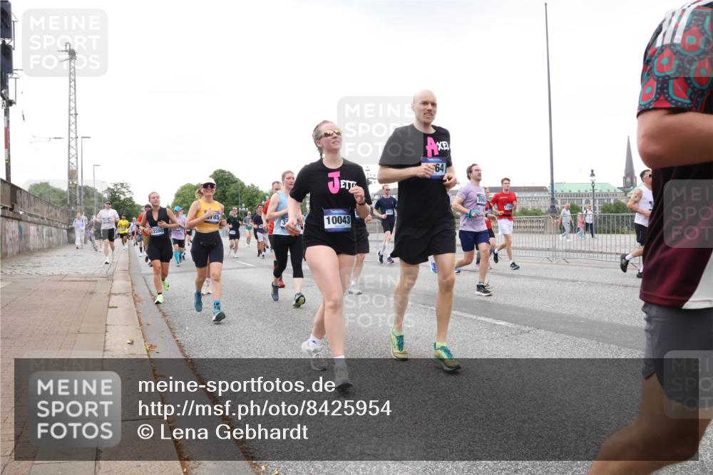 29.06.2025 - hella hamburg halbmarathon Lena Gebhardt http://msf.ph/oto/8425954 29.06.2025 10:53:36 Lombardsbrücke 2280, 64, 10043, 1335, 1340, 1687, 1709, 1753, 1900, 1906, 1984, 2065, 2079, 2409, 2429, 3055, 3226, 4195, 4595, 4626, 4801, 5428, 5430, 5562, 5815, 5856, 5857, 6039, 6041, 6044, 6273, 6306, 6913, 6996, 7039, 7068, 7483, 7537, 7611, 7614, 7876, 7890, 8189, 8212, 8414, 8515, 8906, 9077, 9456, 9531, 9572, 9685, 9764, 9771, 9785, 10043, 10175, 10490, 12193, 12219, 12700, 13916, 13917, 14038 meine-sportfotos.de
