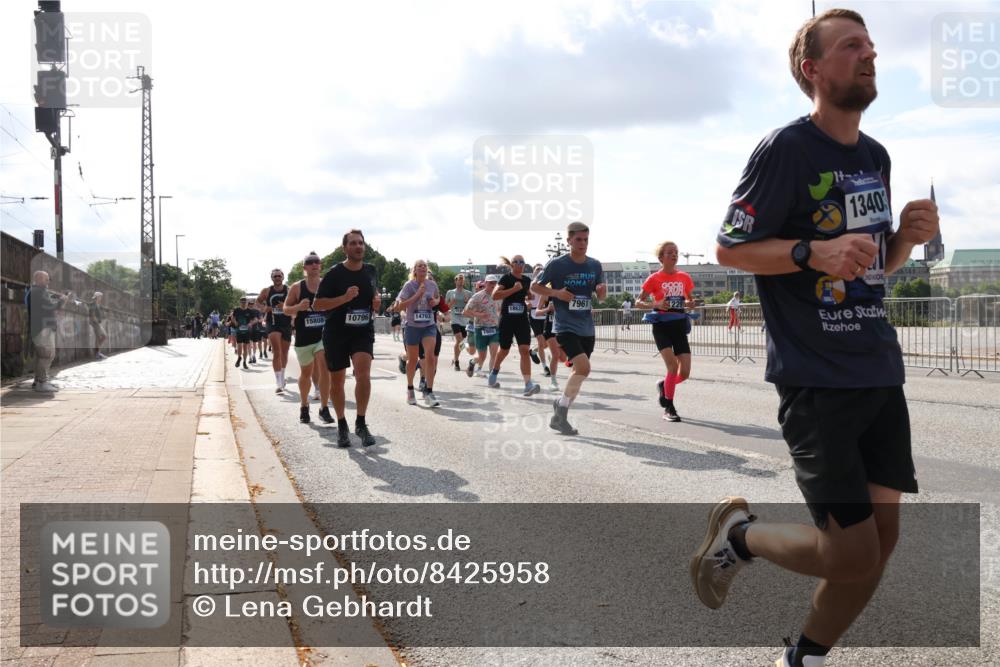 29.06.2025 - hella hamburg halbmarathon Lena Gebhardt http://msf.ph/oto/8425958 29.06.2025 09:52:35 Lombardsbrücke 15808, 10796, 14703, 18637, 7961, 220, 1340, 1057, 1070, 1139, 1163, 1169, 1176, 1220, 1415, 1468, 1512, 1604, 1613, 1631, 1763, 1782, 2189, 2233, 3109, 3124, 3305, 3618, 3852, 4080, 4277, 4497, 4565, 4691, 4871, 4915, 4933, 5007, 5011, 5476, 5477, 5690, 6373, 6550, 6711, 7067, 7191, 7325, 7432, 7451, 7599, 7710, 7843, 7865, 7961, 8852, 9348, 9444, 9547, 10493, 10741, 10796, 11062, 11495, 11679, 11779, 11821, 12046, 12772, 13403, 13614, 13728, 14257 meine-sportfotos.de