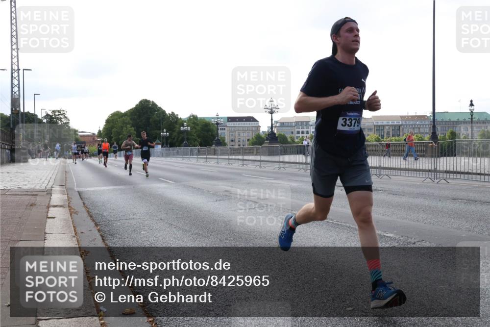 29.06.2025 - hella hamburg halbmarathon Lena Gebhardt http://msf.ph/oto/8425965 29.06.2025 09:43:52 Lombardsbrücke 2022, 3379, 1122, 1953, 2075, 2180, 2203, 2483, 3189, 3379, 5308, 7231, 7380, 8318, 8376, 9047, 9804, 10222, 10351, 11150, 13383, 13606, 13941, 15023, 15136, 17040, 17893, 18763, 18832 meine-sportfotos.de