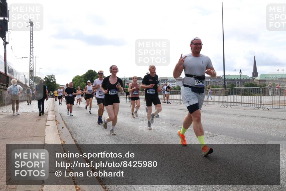 29.06.2025 - hella hamburg halbmarathon Lena Gebhardt http://msf.ph/oto/8425980 29.06.2025 10:19:21 Lombardsbrücke 1877, 6542, 10124, 15780, 5178, 925, 1145, 1332, 1349, 1534, 1708, 1718, 1755, 2017, 2096, 2311, 2589, 2795, 2802, 2812, 2895, 2993, 2995, 3026, 3105, 3118, 3446, 3631, 4108, 4110, 4718, 4722, 4845, 4979, 5034, 5035, 5080, 5098, 5123, 5178, 5323, 5429, 5449, 5849, 6194, 6249, 6413, 6444, 6477, 6482, 6542, 6736, 6939, 7143, 7252, 8537, 8575, 8761, 8778, 8780, 9252, 9270, 9272, 9652, 9756, 9757, 9856, 10037, 10039, 10124, 10129, 10540, 10816 meine-sportfotos.de