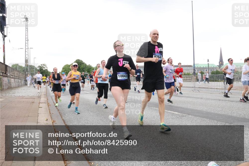 29.06.2025 - hella hamburg halbmarathon Lena Gebhardt http://msf.ph/oto/8425990 29.06.2025 10:53:36 Lombardsbrücke 85, 9764, 10043, 5562, 7876, 1340, 1687, 1709, 1753, 1900, 1906, 1984, 2065, 2079, 2409, 2429, 3055, 3226, 4195, 4595, 4626, 4801, 5428, 5430, 5562, 5815, 5856, 5857, 6039, 6041, 6044, 6273, 6306, 6913, 6996, 7039, 7068, 7483, 7537, 7611, 7614, 7876, 7890, 8189, 8212, 8414, 8515, 8906, 9077, 9456, 9531, 9572, 9685, 9764, 9771, 9785, 10043, 10175, 10490, 12193, 12219, 12700, 13916, 13917, 14038 meine-sportfotos.de