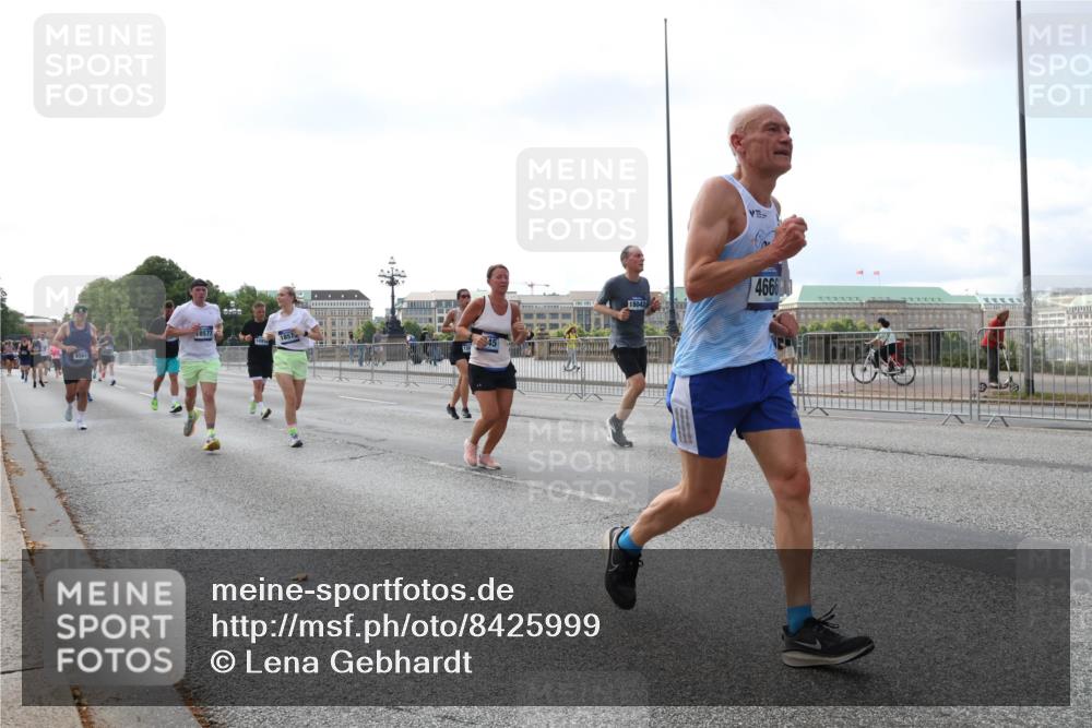 29.06.2025 - hella hamburg halbmarathon Lena Gebhardt http://msf.ph/oto/8425999 29.06.2025 10:06:31 Lombardsbrücke 18577, 1857, 18042, 4666, 1245, 1766, 4542, 4666, 4868, 5431, 5807, 5951, 6314, 6664, 7138, 8290, 8316, 9361, 9560, 10214, 10297, 10736, 10781, 10886, 12371, 13054, 13475, 13481, 13863, 14369, 14607, 14987, 15113, 15145, 15229, 15377, 15462, 15537, 15772, 15858, 16692, 16933, 17059, 17239, 17746, 18042, 18381, 18575, 18577, 18652, 18768, 18828, 18910, 18913, 18966 meine-sportfotos.de