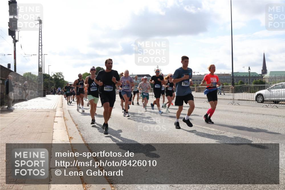 29.06.2025 - hella hamburg halbmarathon Lena Gebhardt http://msf.ph/oto/8426010 29.06.2025 09:52:35 Lombardsbrücke 15808, 10796, 14703, 7865, 7961, 22, 18637, 12723, 1057, 1070, 1139, 1163, 1169, 1176, 1220, 1415, 1468, 1512, 1604, 1613, 1631, 1763, 1782, 2189, 2233, 3109, 3124, 3305, 3618, 3852, 4080, 4277, 4497, 4565, 4691, 4871, 4915, 4933, 5007, 5011, 5476, 5477, 5690, 6373, 6550, 6711, 7067, 7191, 7325, 7432, 7451, 7599, 7710, 7843, 7865, 7961, 8852, 9348, 9444, 9547, 10493, 10741, 10796, 11062, 11495, 11679, 11779, 11821, 12046, 12772, 13403, 13614, 13728, 14257 meine-sportfotos.de