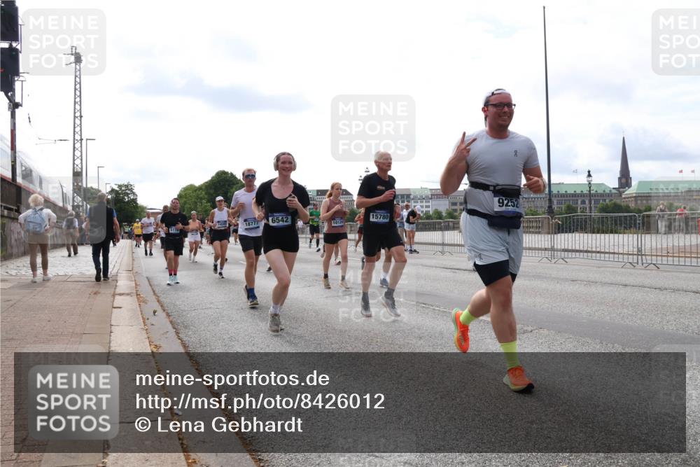 29.06.2025 - hella hamburg halbmarathon Lena Gebhardt http://msf.ph/oto/8426012 29.06.2025 10:19:21 Lombardsbrücke 14593, 18777, 6542, 15780, 5178, 10124, 9252, 1145, 1332, 1349, 1534, 1708, 1718, 1755, 2017, 2096, 2311, 2589, 2795, 2802, 2812, 2895, 2993, 2995, 3026, 3105, 3118, 3446, 3631, 4108, 4110, 4718, 4722, 4845, 4979, 5034, 5035, 5080, 5098, 5123, 5178, 5323, 5429, 5449, 5849, 6194, 6249, 6413, 6444, 6477, 6482, 6542, 6736, 6939, 7143, 7252, 8537, 8575, 8761, 8778, 8780, 9252, 9270, 9272, 9652, 9756, 9757, 9856, 10037, 10039, 10124, 10129, 10540, 10816 meine-sportfotos.de