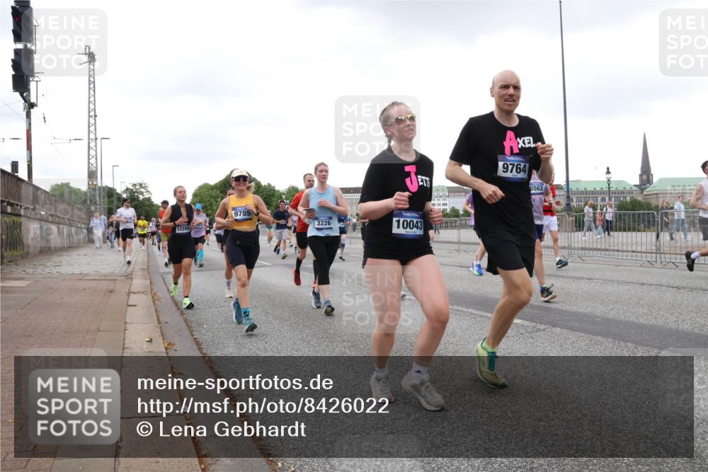 29.06.2025 - hella hamburg halbmarathon Lena Gebhardt http://msf.ph/oto/8426022 29.06.2025 10:53:37 Lombardsbrücke 12280, 9785, 3226, 9764, 5562, 10043, 1340, 1687, 1709, 1753, 1900, 1906, 1984, 2065, 2079, 2409, 2429, 3055, 3226, 4195, 4595, 4626, 4801, 5428, 5430, 5562, 5815, 5856, 5857, 5964, 6039, 6041, 6044, 6273, 6306, 6913, 6996, 7039, 7068, 7483, 7537, 7611, 7614, 7876, 7890, 8189, 8212, 8414, 8515, 8906, 8924, 9077, 9456, 9503, 9531, 9572, 9685, 9764, 9771, 9785, 10043, 10175, 10490, 11390, 12193, 12219, 12700, 14038 meine-sportfotos.de