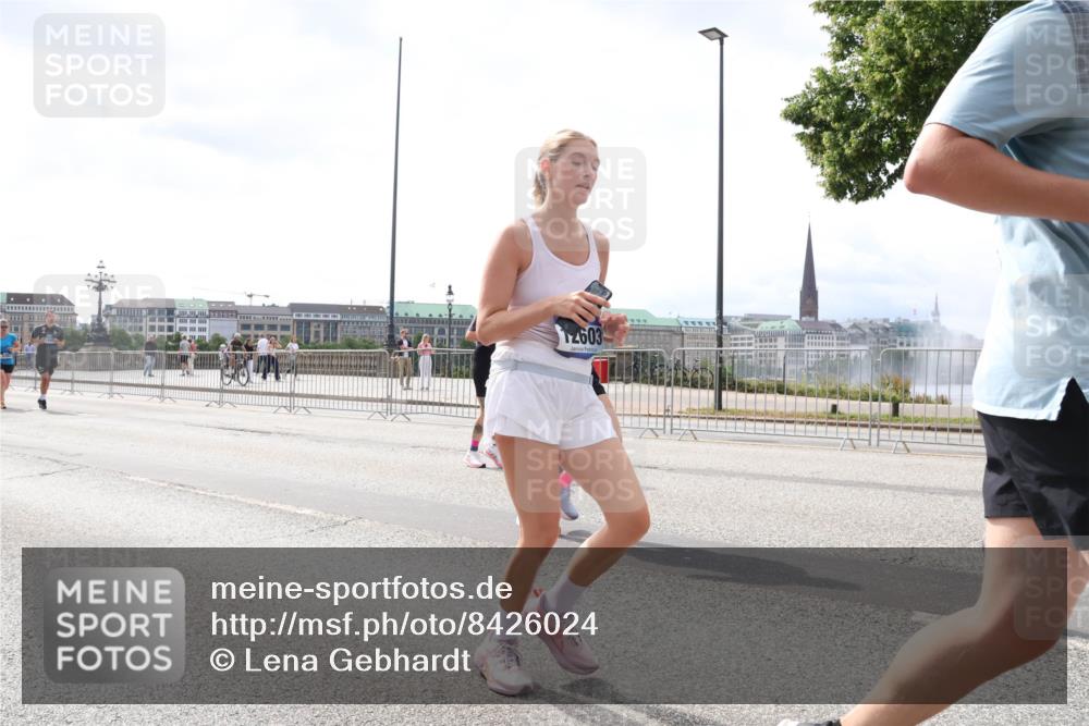29.06.2025 - hella hamburg halbmarathon Lena Gebhardt http://msf.ph/oto/8426024 29.06.2025 10:43:27 Lombardsbrücke 12603, 1023, 1149, 1155, 1310, 1400, 1467, 1788, 1816, 1878, 2103, 2158, 2267, 2361, 2971, 3074, 3238, 3329, 3390, 3518, 3638, 4056, 4177, 4302, 4367, 4680, 4866, 5067, 5192, 5201, 5214, 5268, 5370, 5610, 5720, 5755, 5967, 6012, 6096, 6226, 6440, 6931, 6971, 6973, 7043, 7197, 7205, 7206, 7461, 7504, 7872, 7926, 8000, 8135, 8184, 8233, 8408, 8435, 8504, 8795, 8991, 9072, 9304, 9639, 9641, 9644, 9831, 9976, 10083, 10097, 10180, 10200, 10202 meine-sportfotos.de