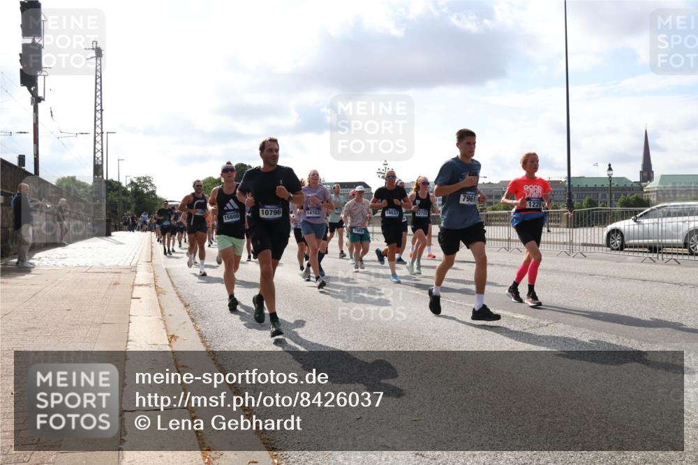 29.06.2025 - hella hamburg halbmarathon Lena Gebhardt http://msf.ph/oto/8426037 29.06.2025 09:52:36 Lombardsbrücke 15808, 10796, 14703, 7865, 7961, 1220, 18637, 12723, 1057, 1070, 1139, 1163, 1169, 1176, 1220, 1415, 1468, 1512, 1604, 1613, 1631, 1782, 2189, 2233, 3109, 3124, 3305, 3618, 3852, 4080, 4277, 4497, 4565, 4691, 4871, 4915, 4933, 5007, 5011, 5476, 5477, 6373, 6550, 6711, 7067, 7191, 7325, 7432, 7451, 7599, 7710, 7843, 7865, 7961, 8852, 9348, 9444, 9547, 10493, 10741, 10796, 11062, 11495, 11679, 11779, 11821, 12046, 12772, 13403, 13614, 13728, 14257 meine-sportfotos.de