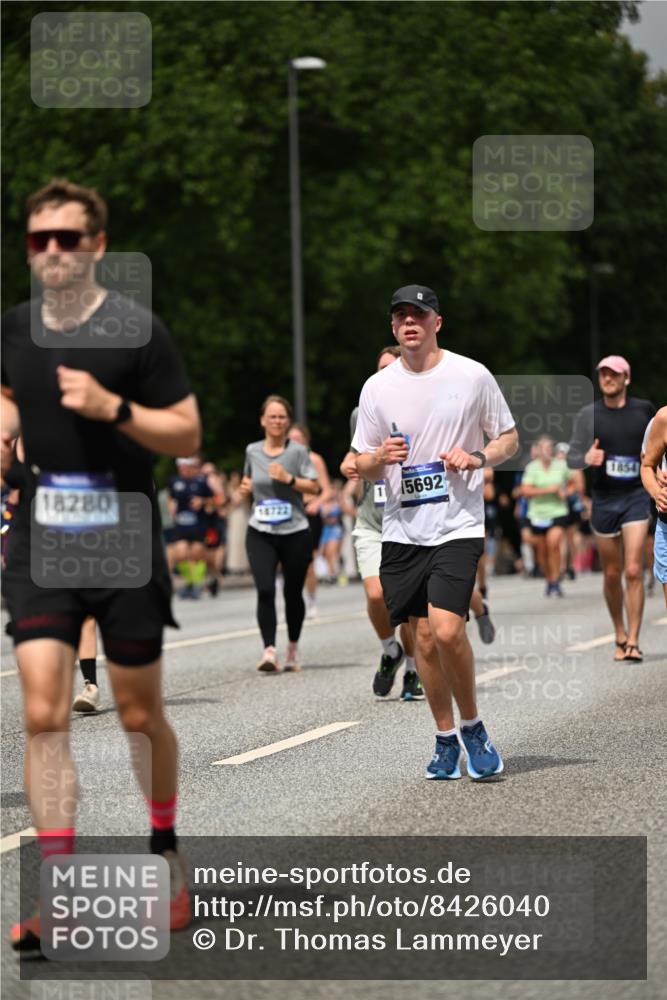 29.06.2025 - hella hamburg halbmarathon Dr. Thomas Lammeyer http://msf.ph/oto/8426040 29.06.2025 10:50:16 Kennedybrücke 1060, 1085, 1421, 1426, 1465, 1854, 2217, 2657, 2664, 2954, 2965, 3357, 3377, 3879, 4099, 4102, 4119, 4223, 4224, 4820, 5108, 5703, 5914, 6393, 6763, 6788, 6980, 7303, 7530, 7983, 8272, 8594, 10812, 11119, 11332, 11393 meine-sportfotos.de