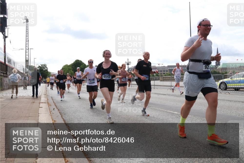 29.06.2025 - hella hamburg halbmarathon Lena Gebhardt http://msf.ph/oto/8426046 29.06.2025 10:19:22 Lombardsbrücke 517, 18777, 6542, 10124, 780, 925, 1145, 1332, 1534, 1708, 1718, 1755, 2017, 2096, 2311, 2441, 2589, 2795, 2802, 2812, 2895, 2993, 2995, 3026, 3105, 3118, 3446, 3631, 3678, 4108, 4110, 4718, 4722, 4845, 4979, 5034, 5035, 5080, 5098, 5123, 5178, 5323, 5429, 5449, 5849, 6194, 6249, 6413, 6444, 6477, 6482, 6542, 6736, 6939, 7143, 7252, 8537, 8575, 8761, 8778, 8780, 9252, 9270, 9272, 9652, 9756, 9757, 9856, 10037, 10039, 10124, 10129, 10540, 10816 meine-sportfotos.de