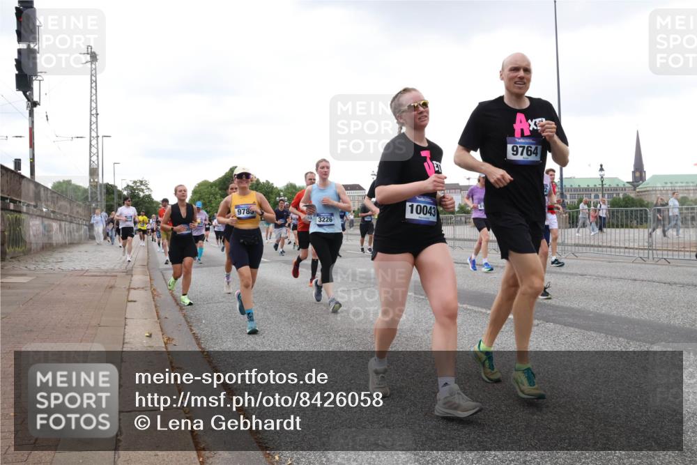 29.06.2025 - hella hamburg halbmarathon Lena Gebhardt http://msf.ph/oto/8426058 29.06.2025 10:53:37 Lombardsbrücke 9785, 3226, 10043, 9764, 1340, 1687, 1709, 1753, 1900, 1906, 1984, 2065, 2079, 2409, 2429, 3055, 3226, 4195, 4595, 4626, 4801, 5428, 5430, 5562, 5815, 5856, 5857, 5964, 6039, 6041, 6044, 6273, 6306, 6913, 6996, 7039, 7068, 7483, 7537, 7611, 7614, 7876, 7890, 8189, 8212, 8414, 8515, 8906, 8924, 9077, 9456, 9503, 9531, 9572, 9685, 9764, 9771, 9785, 10043, 10175, 10490, 11390, 12193, 12219, 12700, 14038 meine-sportfotos.de