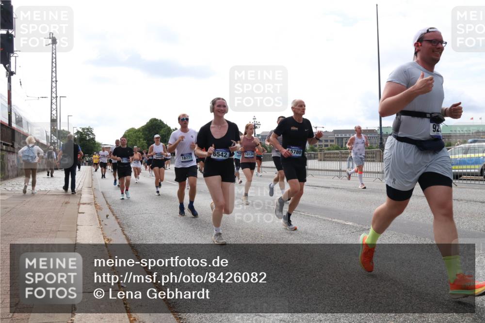 29.06.2025 - hella hamburg halbmarathon Lena Gebhardt http://msf.ph/oto/8426082 29.06.2025 10:19:22 Lombardsbrücke 18777, 6542, 10124, 5780, 92, 1145, 1332, 1534, 1708, 1718, 1755, 2017, 2096, 2311, 2441, 2589, 2795, 2802, 2812, 2895, 2993, 2995, 3026, 3105, 3118, 3446, 3631, 3678, 4108, 4110, 4718, 4722, 4845, 4979, 5034, 5035, 5080, 5098, 5123, 5178, 5323, 5429, 5449, 5849, 6194, 6249, 6413, 6444, 6477, 6482, 6542, 6736, 6939, 7143, 7252, 8537, 8575, 8761, 8778, 8780, 9252, 9270, 9272, 9652, 9756, 9757, 9856, 10037, 10039, 10124, 10129, 10540, 10816 meine-sportfotos.de