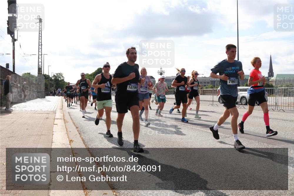 29.06.2025 - hella hamburg halbmarathon Lena Gebhardt http://msf.ph/oto/8426091 29.06.2025 09:52:36 Lombardsbrücke 15808, 10796, 14703, 7865, 7961, 122, 18637, 17, 1272, 1057, 1070, 1139, 1163, 1169, 1176, 1220, 1415, 1468, 1512, 1604, 1613, 1631, 1782, 2189, 2233, 3109, 3124, 3305, 3618, 3852, 4080, 4277, 4497, 4565, 4691, 4871, 4915, 4933, 5007, 5011, 5476, 5477, 6373, 6550, 6711, 7067, 7191, 7325, 7432, 7451, 7599, 7710, 7843, 7865, 7961, 8852, 9348, 9444, 9547, 10493, 10741, 10796, 11062, 11495, 11679, 11779, 11821, 12046, 12772, 13403, 13614, 13728, 14257 meine-sportfotos.de