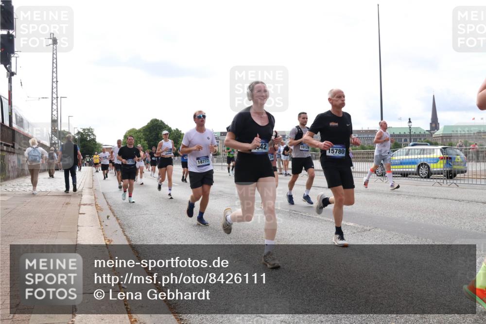 29.06.2025 - hella hamburg halbmarathon Lena Gebhardt http://msf.ph/oto/8426111 29.06.2025 10:19:22 Lombardsbrücke 5178, 18777, 542, 24, 10129, 15780, 1145, 1332, 1534, 1708, 1718, 1755, 2017, 2096, 2311, 2441, 2589, 2795, 2802, 2812, 2895, 2993, 2995, 3026, 3105, 3118, 3446, 3631, 3678, 4108, 4110, 4718, 4722, 4845, 4979, 5034, 5035, 5080, 5098, 5123, 5178, 5323, 5429, 5449, 5849, 6194, 6249, 6413, 6444, 6477, 6482, 6542, 6736, 6939, 7143, 7252, 8537, 8575, 8761, 8778, 8780, 9252, 9270, 9272, 9652, 9756, 9757, 9856, 10037, 10039, 10124, 10129, 10540, 10816 meine-sportfotos.de