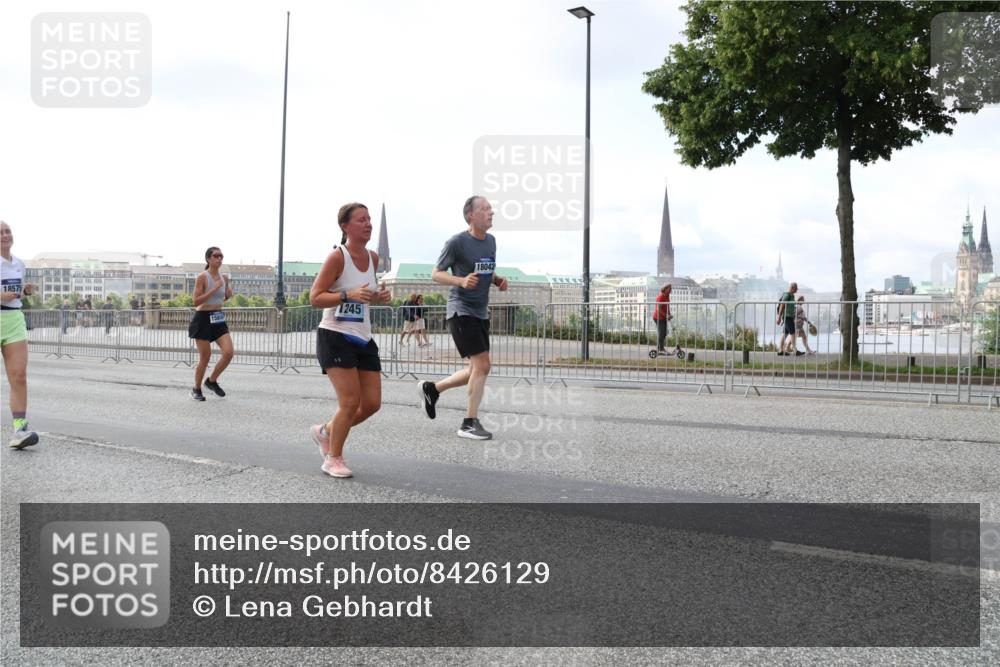 29.06.2025 - hella hamburg halbmarathon Lena Gebhardt http://msf.ph/oto/8426129 29.06.2025 10:06:32 Lombardsbrücke 18575, 1245, 18042, 1245, 1766, 4542, 4666, 4868, 5431, 5807, 5951, 6314, 6664, 7138, 8290, 8316, 9361, 9560, 10214, 10297, 10736, 10781, 10886, 12371, 13054, 13475, 13481, 13863, 14369, 14607, 15113, 15145, 15229, 15377, 15462, 15537, 15772, 15858, 16692, 16933, 17059, 17239, 17746, 18042, 18381, 18575, 18577, 18652, 18828, 18910, 18913, 18966 meine-sportfotos.de