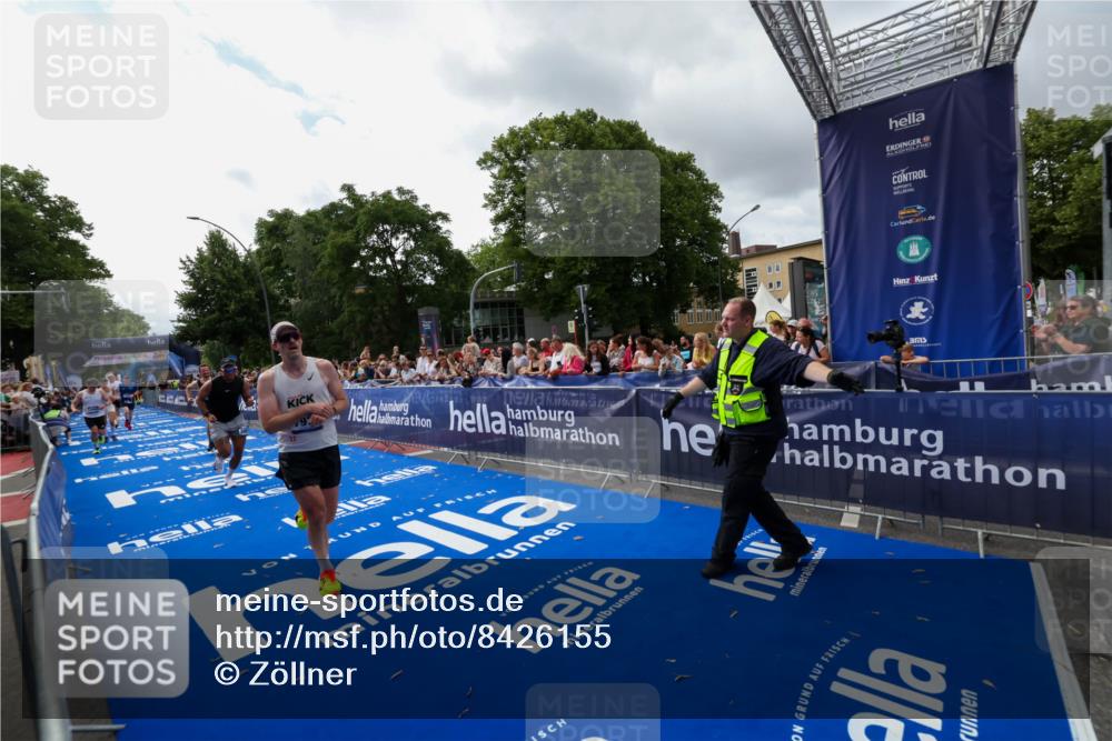 29.06.2025 - hella hamburg halbmarathon Zöllner http://msf.ph/oto/8426155 29.06.2025 10:35:09 Ziel 7628, 7972, 8901, 11559, 14069, 16963, 16964, 17022 meine-sportfotos.de