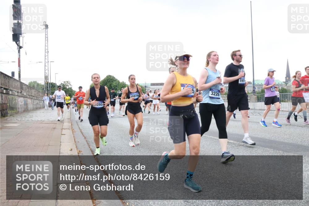 29.06.2025 - hella hamburg halbmarathon Lena Gebhardt http://msf.ph/oto/8426159 29.06.2025 10:53:38 Lombardsbrücke 16979, 280, 3226, 1906, 818, 1340, 1687, 1709, 1744, 1753, 1900, 1906, 1984, 2065, 2079, 2409, 2429, 3055, 3226, 4195, 4595, 4801, 5428, 5430, 5562, 5815, 5856, 5857, 5964, 6039, 6041, 6044, 6192, 6273, 6306, 6913, 6996, 7039, 7068, 7483, 7537, 7611, 7614, 7876, 7890, 8189, 8212, 8414, 8515, 8906, 8924, 9077, 9456, 9503, 9531, 9572, 9685, 9764, 9771, 9785, 10043, 10175, 10490, 11390, 12193, 12219, 12700, 14038 meine-sportfotos.de