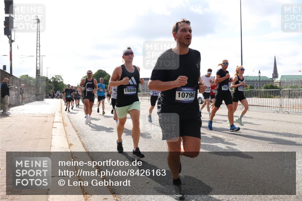 29.06.2025 - hella hamburg halbmarathon Lena Gebhardt http://msf.ph/oto/8426163 29.06.2025 09:52:36 Lombardsbrücke 1700, 70, 15808, 10796, 18637, 12372, 1272, 1057, 1070, 1139, 1163, 1169, 1176, 1220, 1415, 1468, 1512, 1604, 1613, 1631, 1782, 2189, 2233, 3109, 3124, 3305, 3618, 3852, 4080, 4277, 4497, 4565, 4691, 4871, 4915, 4933, 5007, 5011, 5476, 5477, 6373, 6550, 6711, 7067, 7191, 7325, 7432, 7451, 7599, 7710, 7843, 7865, 7961, 8852, 9348, 9444, 9547, 10493, 10741, 10796, 11062, 11495, 11679, 11779, 11821, 12046, 12772, 13403, 13614, 13728, 14257 meine-sportfotos.de