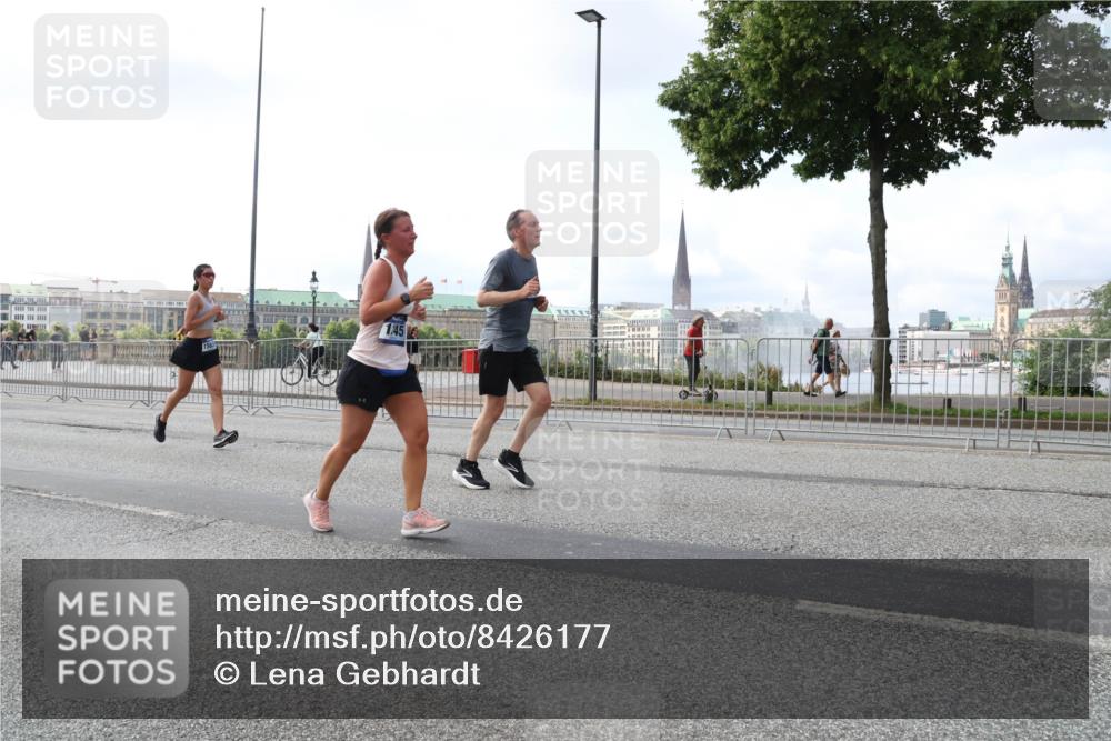 29.06.2025 - hella hamburg halbmarathon Lena Gebhardt http://msf.ph/oto/8426177 29.06.2025 10:06:32 Lombardsbrücke 1, 454, 1245, 1766, 4542, 4666, 4868, 5431, 5807, 5951, 6314, 6664, 7138, 8290, 8316, 9361, 9560, 10214, 10297, 10736, 10781, 10886, 12371, 13054, 13475, 13481, 13863, 14369, 14607, 15113, 15145, 15229, 15377, 15462, 15537, 15772, 15858, 16692, 16933, 17059, 17239, 17746, 18042, 18381, 18575, 18577, 18652, 18828, 18910, 18913, 18966 meine-sportfotos.de