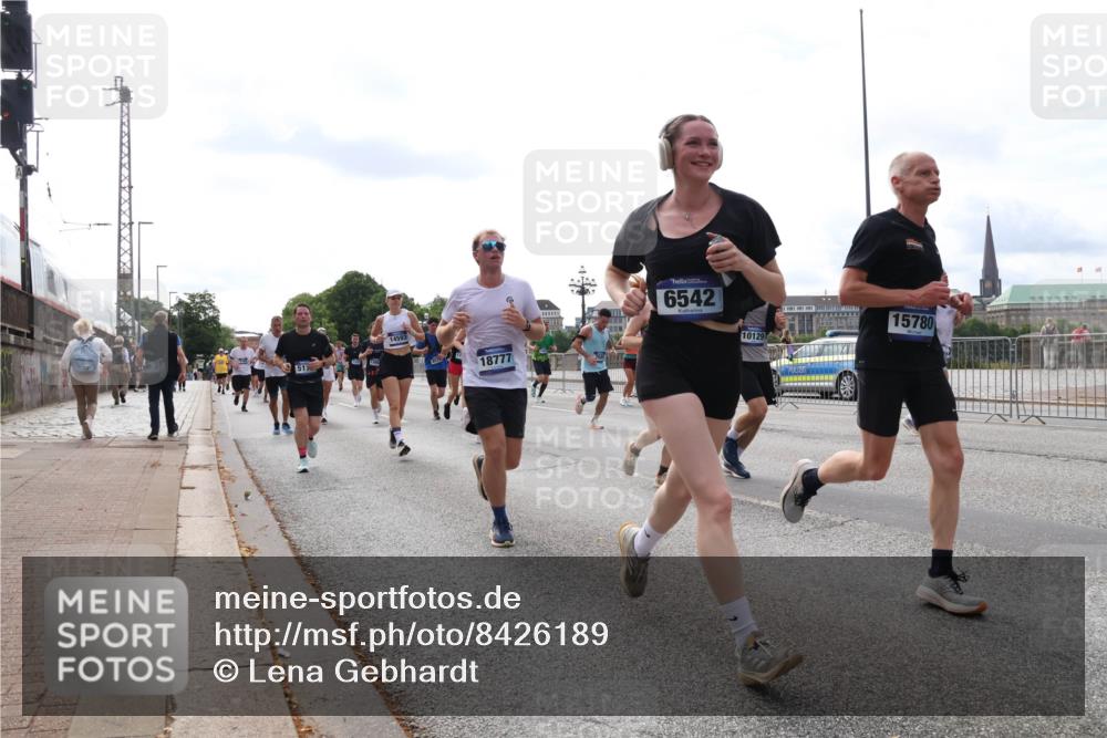 29.06.2025 - hella hamburg halbmarathon Lena Gebhardt http://msf.ph/oto/8426189 29.06.2025 10:19:22 Lombardsbrücke 14593, 18777, 6542, 10129, 15780, 1145, 1332, 1534, 1708, 1718, 1755, 2017, 2096, 2311, 2441, 2589, 2795, 2802, 2812, 2895, 2993, 2995, 3026, 3105, 3118, 3446, 3631, 3678, 4108, 4110, 4718, 4722, 4845, 4979, 5034, 5035, 5080, 5098, 5123, 5178, 5323, 5429, 5449, 5849, 6194, 6249, 6413, 6444, 6477, 6482, 6542, 6736, 6939, 7143, 7252, 8537, 8575, 8761, 8778, 8780, 9252, 9270, 9272, 9652, 9756, 9757, 9856, 10037, 10039, 10124, 10129, 10540, 10816 meine-sportfotos.de