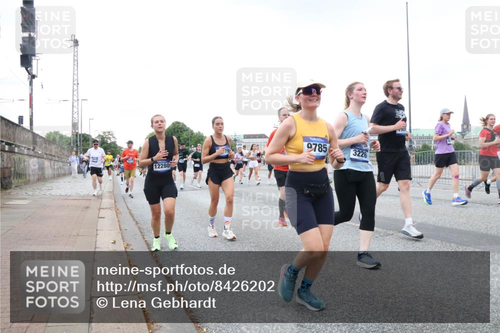 29.06.2025 - hella hamburg halbmarathon Lena Gebhardt http://msf.ph/oto/8426202 29.06.2025 10:53:38 Lombardsbrücke 12280, 9785, 3226, 1340, 1687, 1709, 1744, 1753, 1900, 1906, 1984, 2065, 2079, 2409, 2429, 3055, 3226, 4195, 4595, 4801, 5428, 5430, 5562, 5815, 5856, 5857, 5964, 6039, 6041, 6044, 6192, 6273, 6306, 6913, 6996, 7039, 7068, 7483, 7537, 7611, 7614, 7876, 7890, 8189, 8212, 8414, 8515, 8906, 8924, 9077, 9456, 9503, 9531, 9572, 9685, 9764, 9771, 9785, 10043, 10175, 10490, 11390, 12193, 12219, 12700, 14038 meine-sportfotos.de