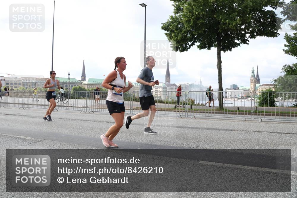 29.06.2025 - hella hamburg halbmarathon Lena Gebhardt http://msf.ph/oto/8426210 29.06.2025 10:06:32 Lombardsbrücke 1245, 1766, 4542, 4666, 4868, 5431, 5807, 5951, 6314, 6664, 7138, 8290, 8316, 9361, 9560, 10214, 10297, 10736, 10781, 10886, 12371, 13054, 13475, 13481, 13863, 14369, 14607, 15113, 15145, 15229, 15377, 15462, 15537, 15772, 15858, 16692, 16933, 17059, 17239, 17746, 18042, 18381, 18575, 18577, 18652, 18828, 18910, 18913, 18966 meine-sportfotos.de