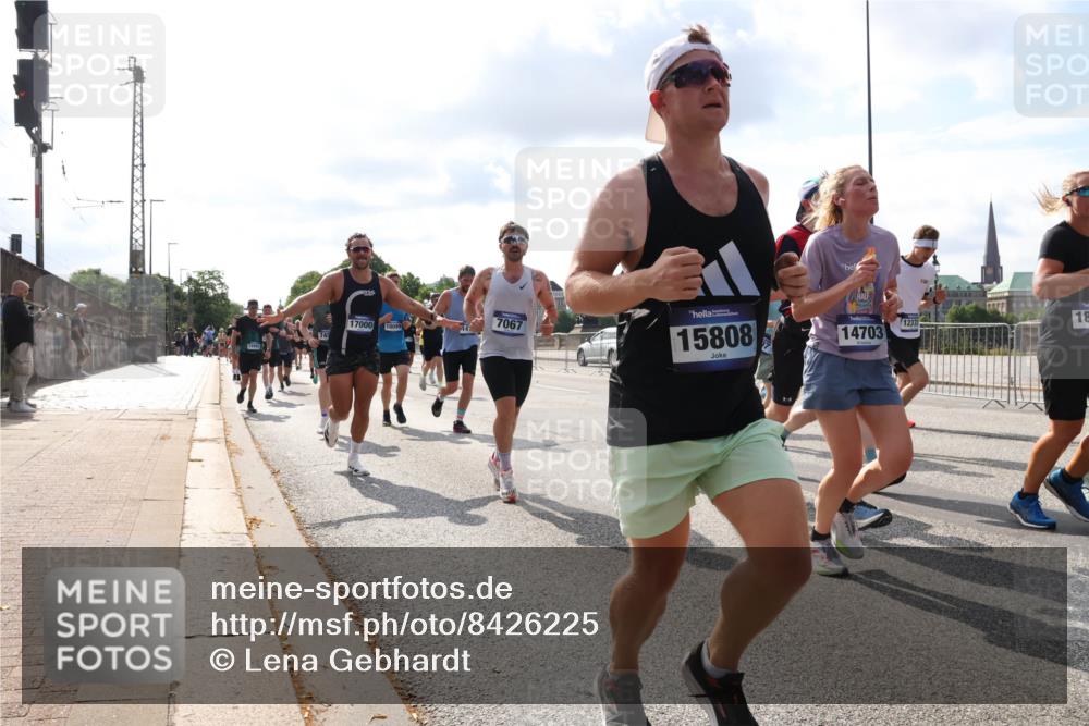 29.06.2025 - hella hamburg halbmarathon Lena Gebhardt http://msf.ph/oto/8426225 29.06.2025 09:52:37 Lombardsbrücke 7067, 17000, 10099, 15808, 14703, 1237, 18, 1057, 1070, 1139, 1163, 1169, 1176, 1220, 1415, 1468, 1512, 1604, 1613, 1631, 1782, 2189, 2233, 3098, 3109, 3124, 3305, 3618, 3852, 4080, 4277, 4497, 4565, 4691, 4871, 4915, 4933, 5007, 5011, 5476, 5477, 5682, 6373, 6550, 6711, 7067, 7191, 7325, 7432, 7451, 7599, 7843, 7865, 7961, 8467, 8852, 9348, 9444, 9547, 10493, 10741, 10796, 11062, 11495, 11679, 11779, 11821, 12046, 12772, 13403, 13614, 13728, 14257 meine-sportfotos.de