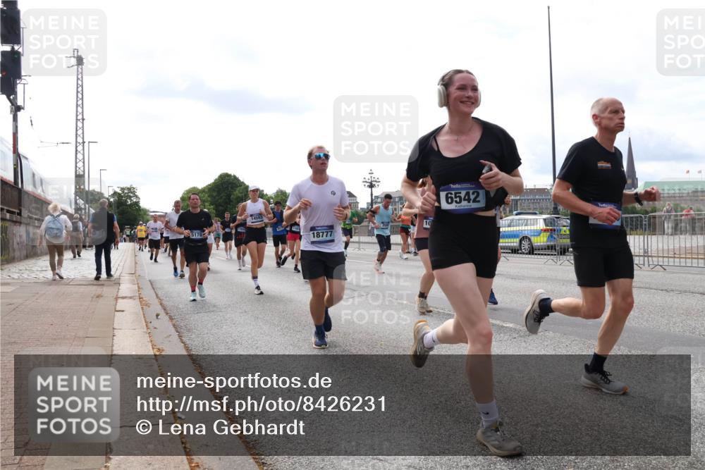 29.06.2025 - hella hamburg halbmarathon Lena Gebhardt http://msf.ph/oto/8426231 29.06.2025 10:19:22 Lombardsbrücke 5178, 14593, 18777, 10, 6542, 1145, 1332, 1534, 1708, 1718, 1755, 2017, 2096, 2311, 2441, 2589, 2795, 2802, 2812, 2895, 2993, 2995, 3026, 3105, 3118, 3446, 3631, 3678, 4108, 4110, 4718, 4722, 4845, 4979, 5034, 5035, 5080, 5098, 5123, 5178, 5323, 5429, 5449, 5849, 6194, 6249, 6413, 6444, 6477, 6482, 6542, 6736, 6939, 7143, 7252, 8537, 8575, 8761, 8778, 8780, 9252, 9270, 9272, 9652, 9756, 9757, 9856, 10037, 10039, 10124, 10129, 10540, 10816 meine-sportfotos.de